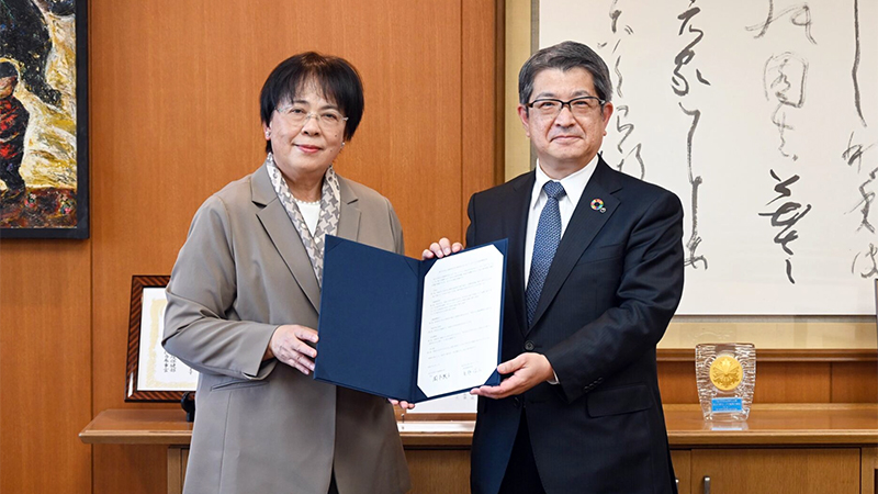 岡本学長（左）と矢野（右）